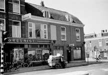 51764 Gezicht op de voorgevels van de winkelwoonhuizen Amsterdamsestraatweg 128 (links) -134 te Utrecht met rechts de ...
